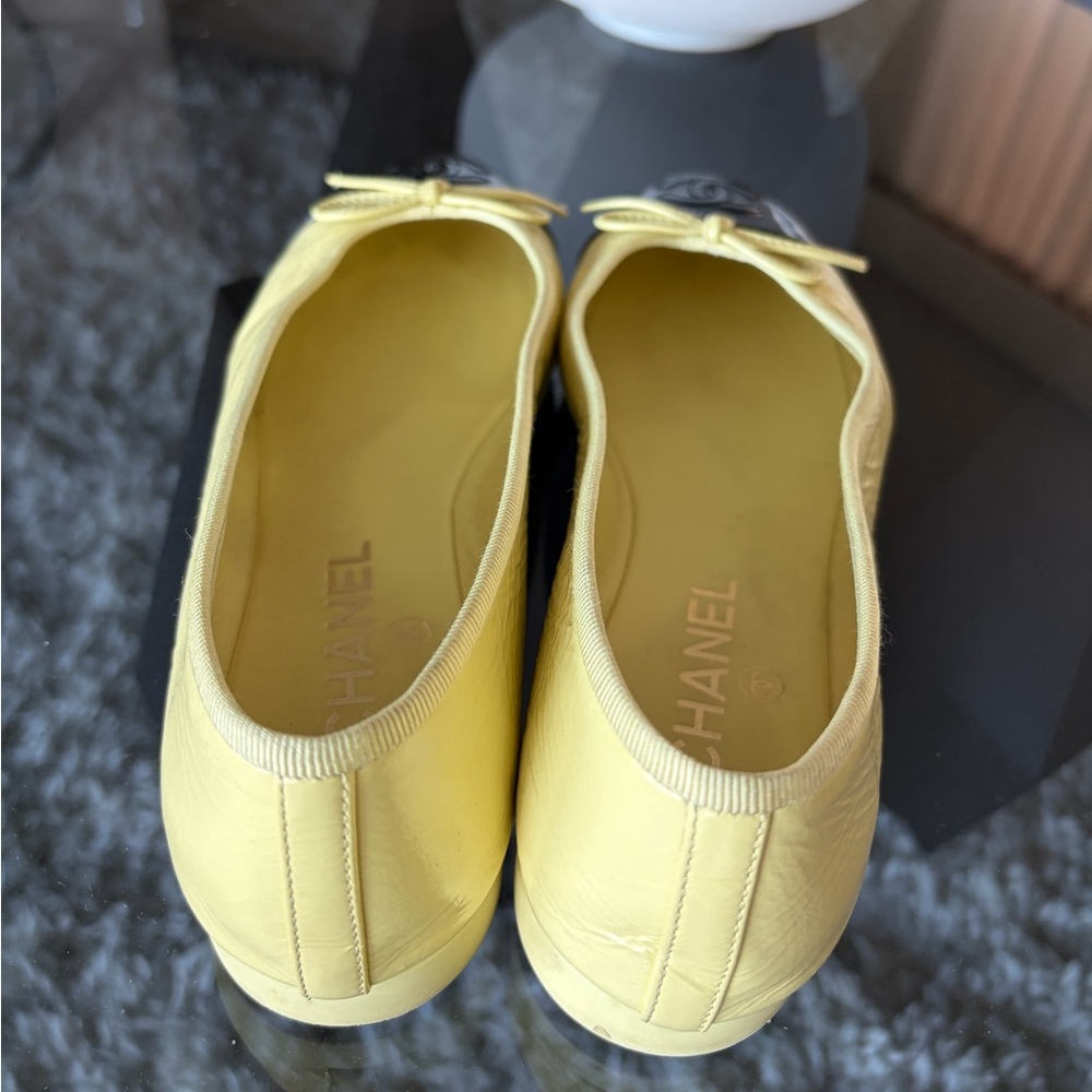 CHANEL Yellow and Black Flats - Picture 4 of 6